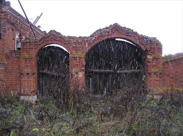 Ворота, даже в таком запущенном виде кладка ворот не утратила, п